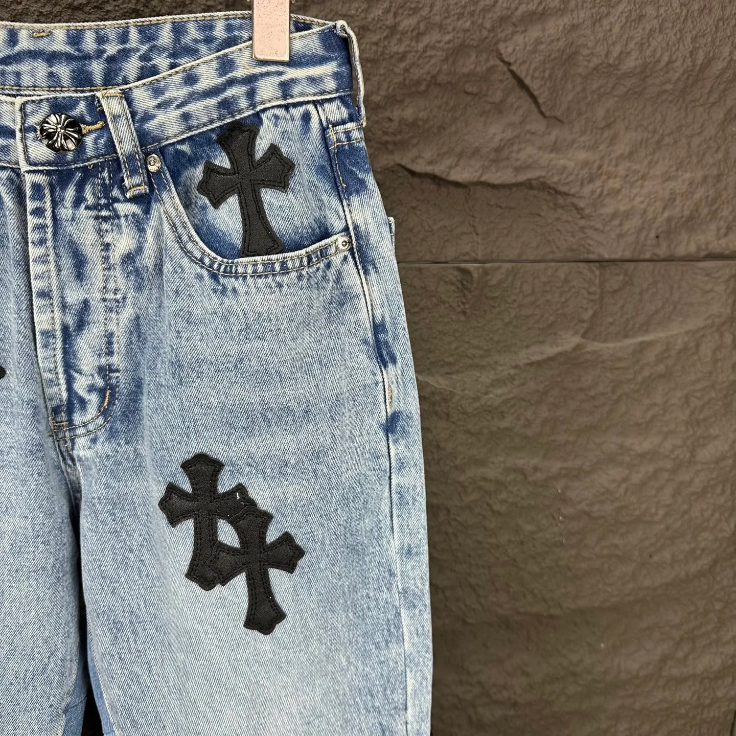 P290 GALLERY DEPT. & Croixin co-branded 2025 new limited-edition black large cross leather couple's bootcut jeans 🔥High version🔥High version🔥 Top ceiling quality Styles with different washed textures are very friendly to people with thin legs and thick legs. The bootcut version is very flattering to the leg shape. Moderate length that never goes out of style, easy and casual to match, basic styling for various styles, a must-have in the wardrobe! The fabric is stiff but also makes the upper body soft without losing texture. The washing process is even more perfect. It is a must-have item for everyone! ! ! Washed wheat, hang tag, pants label, three complete labels, color: blue, size: 28, 30, 32, 34, 36 (five sizes)